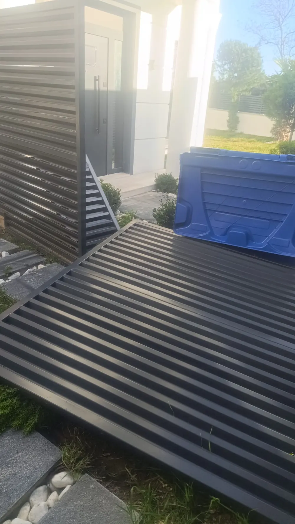 Siyah alüminyum jaluzi panel ve çit elemanı