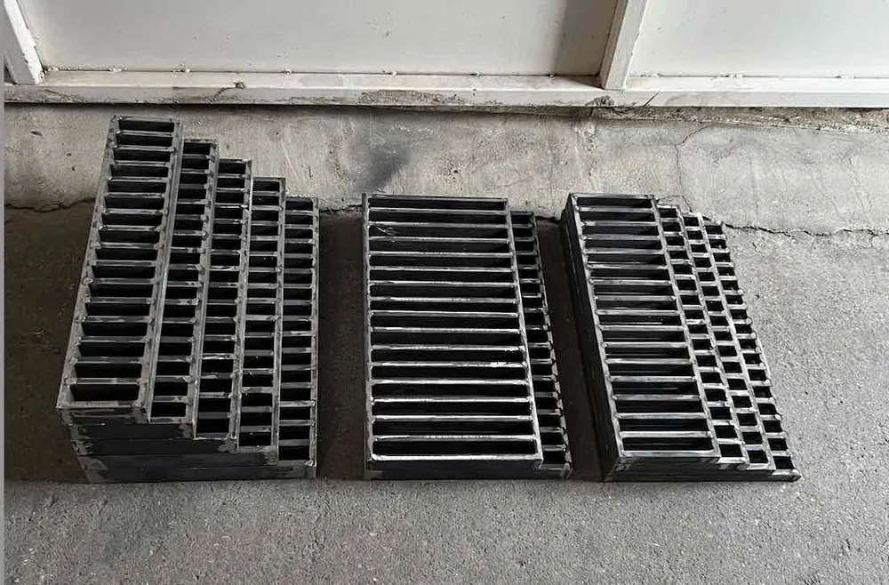 Atölyede üretilen çelik izgara kapak parçaları
