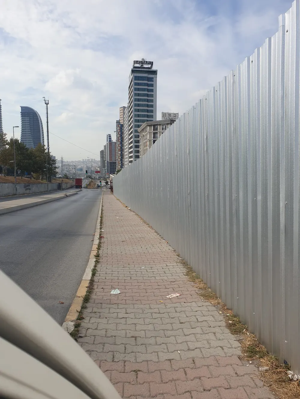 Trapez sac ile yapılmış uzun metal çit uygulaması